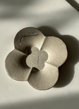 「フラワーホイール」4枚の花びらの小さな丸皿