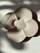 「フラワーホイール」4枚の花びらの小さな丸皿