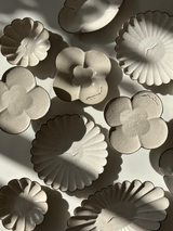 「フラワーホイール」4枚の花びらの小さな丸皿