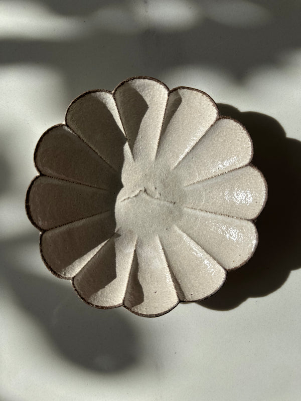"Flower Wheel" 12-Petal Round Saucer